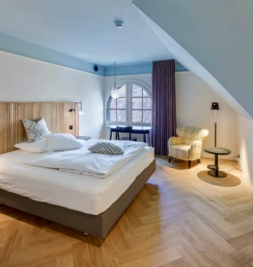 17 04 Hotel Bern 05 AG CF054415